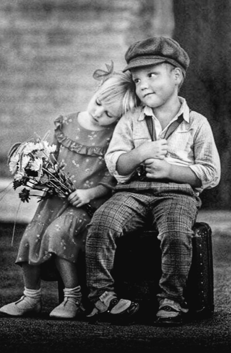 Foto antigua en blanco y negro de dos niños
